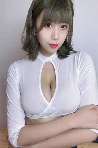 奈汐酱nice-自撮り Vol.17 不务正业小秘书 - 0002.jpg