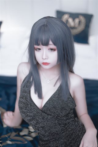 日奈娇-黑色礼服