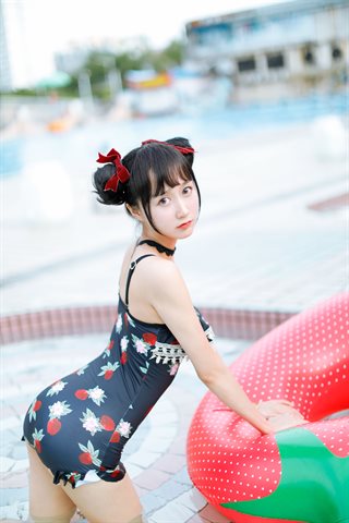 木绵绵OwO-草莓泳衣