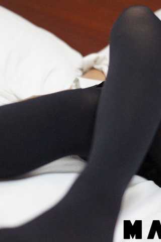 神楽坂真冬-早期写真-黑色过膝袜衬衫