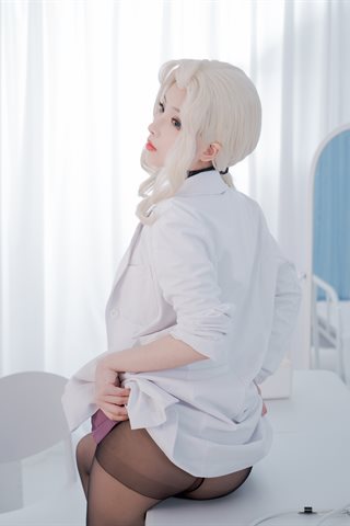 Rioko凉凉子-透视装的校医大姐姐 - 0002.jpg