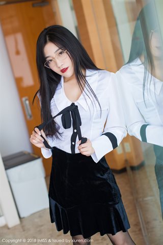 [IMiss爱蜜社] 2018.05.16 Vol.239 许诺Sabrina日本旅拍 ผ้าไหมสีดำ OL กางเกงหนังรัดรูป - 0005.jpg