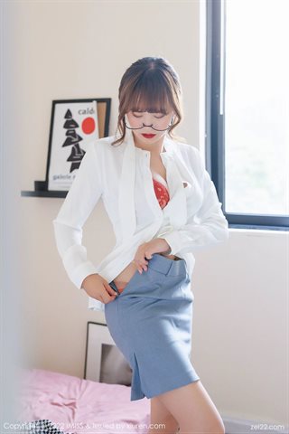 [IMISS爱蜜社] Vol.658 张思允Nice Chemise blanche et sous-vêtements en dentelle rouge avec des bas de couleur primaire - 0026.jpg