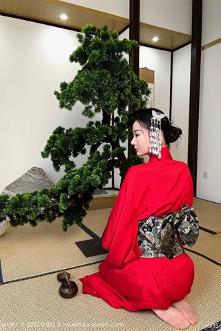 [IMISS爱蜜社] Vol.669 逗逗doudou Kimono rojo con medias de colores primarios - 0001.jpg
