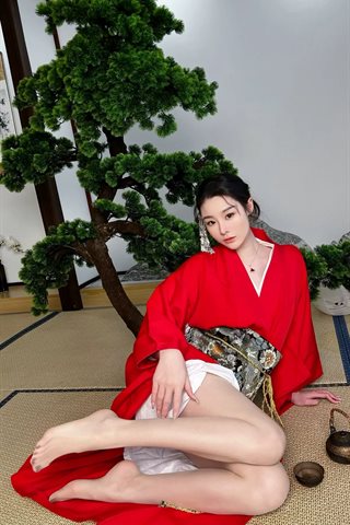 [IMISS爱蜜社] Vol.669 逗逗doudou Kimono rouge avec des bas de couleur primaire - 0013.jpg