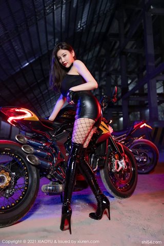 [XIAOYU语画界] Vol.638 Motorcycle girl Yang Chenchen's leather boots and net socks are sassy and colorful - 0049.jpg