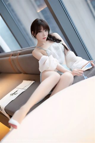 [XIAOYU语画界] Vol.679 Zhizhi Booty top blanco falda azul medias de color primario - 0035.jpg