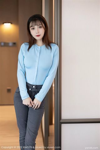 [XIAOYU语画界] Vol.731 Lin Xinglan light blue shirt and jeans with gray stockings - 0001.jpg