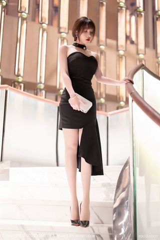 [XIAOYU语画界] Vol.765 Zhizhi Booty robe noire à épaules dénudées avec des bas de couleur primaire - 0001.jpg