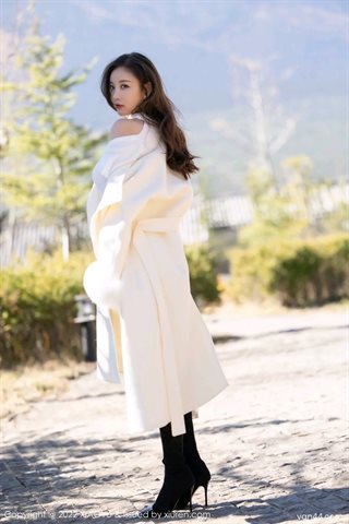 [XIAOYU語畫界] Vol.772 楊晨晨Yome 白色收身上衣搭配黑色短裙原色絲襪 - 0014.jpg