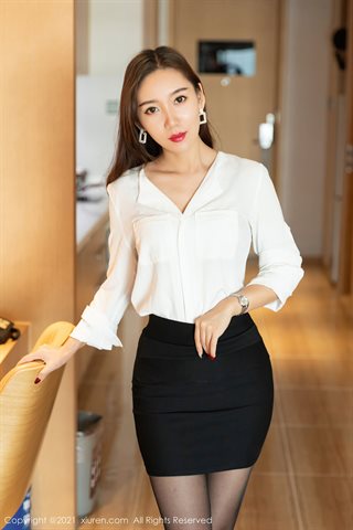 [XiuRen] No.3049 A jovem modelo Ai Jingxiang quarto privado roupa interior de renda preta com meia-calça preta meio fora da foto - 0006.jpg