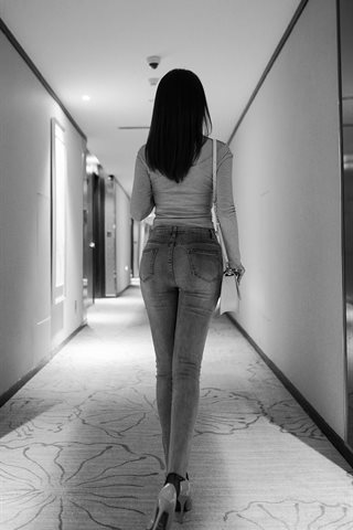 [XiuRen] No.3053 Young model Zhou Muxi baby pink top with jeans half-struck black pantyhose temptation photo - 0002.jpg