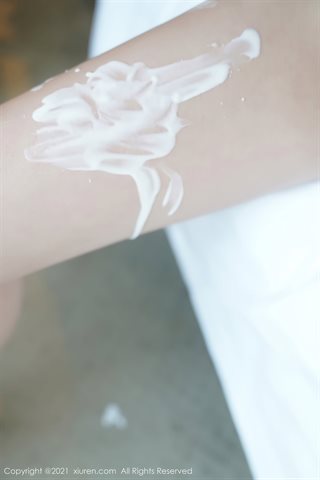 [XiuRen] No.3065 Người mẫu đấu thầu Meiqi Mia phòng riêng áo len hở lưng gợi cảm uống sữa chủ đề chân không bên lộ ngực cám dỗ ảnh - 0039.jpg
