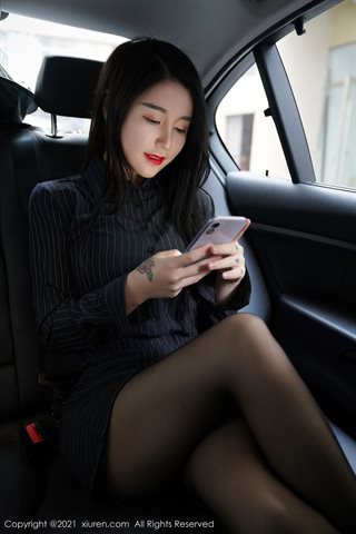 [XiuRen] No.3111 Tierno modelo Meiqi Mia negro OL tema falda en el coche sin pantimedias negras interiores mostrar nalgas - 0007.jpg