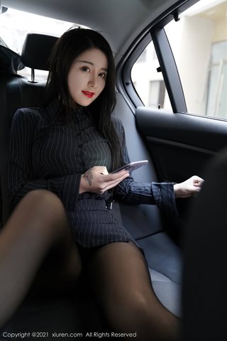 [XiuRen] No.3111 Tierno modelo Meiqi Mia negro OL tema falda en el coche sin pantimedias negras interiores mostrar nalgas - 0008.jpg