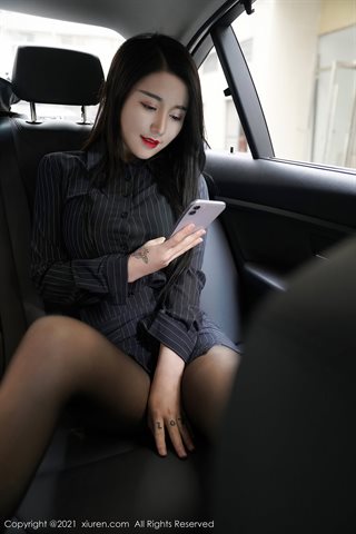 [XiuRen] No.3111 Tierno modelo Meiqi Mia negro OL tema falda en el coche sin pantimedias negras interiores mostrar nalgas - 0009.jpg