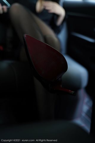 [XiuRen] No.3111 Нежная модель Meiqi Mia в черной тематической юбке OL в машине без черных колготок внутри демонстрирует - 0015.jpg