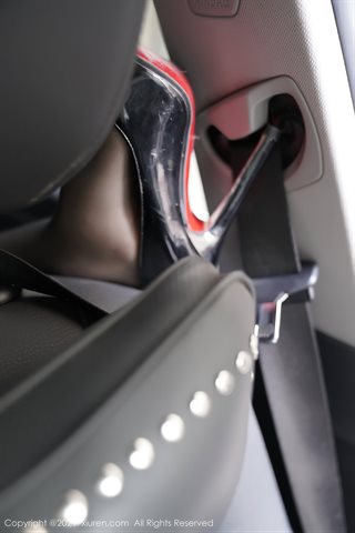 [XiuRen] No.3111 Tierno modelo Meiqi Mia negro OL tema falda en el coche sin pantimedias negras interiores mostrar nalgas - 0021.jpg
