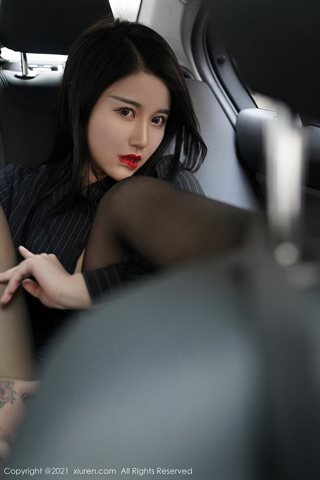 [XiuRen] No.3111 Tender model Meiqi Mia black OL theme skirt in the car without inner black pantyhose show buttocks temptation - 0027.jpg