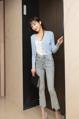 [XiuRen] No.3146 Секретарша нежной модели Лу Сюаньсюань столкнулась с темой снятия джинсов и обнажая внутреннее мясо и колготки,. - 0004.jpg