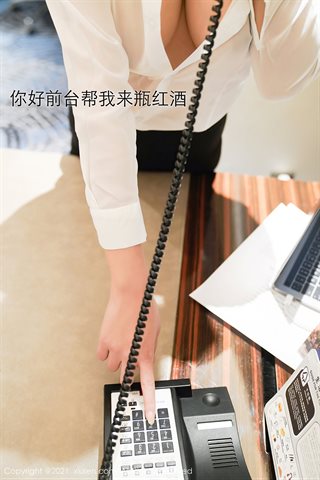 [XiuRen] No.3164 Tierna modelo Meng Naiko hotel vino tinto belleza tema sexy vacío camisa blanca con falda negra tentación - 0002.jpg