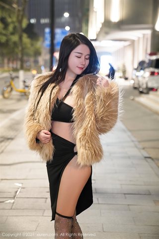 [XiuRen] No.3222 Tenera modello Meiqi Mia abbigliamento in pelliccia leggera per esterni che mostra biancheria intima nera sexy ch - 0044.jpg