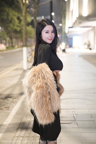 [XiuRen] No.3222 Das zarte Modell Meiqi Mia im Freien, leichte Pelzkleidung, zeigt sexy schwarze Unterwäsche, die ein Foto der - 0049.jpg