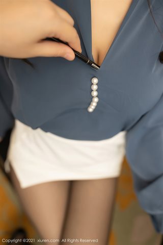 [XiuRen] No.3246 Young model Lu Xuanxuan takes off her workplace uniform to reveal sexy underwear and ultra-thin black pantyhose, - 0026.jpg
