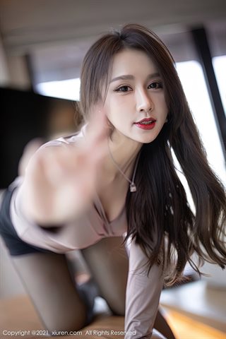 [XiuRen] No.3316 Model lembut Xu Anan Sanya pemotretan perjalanan rok pendek OL tema terbuka pantyhose hitam menunjukkan pantat - 0011.jpg