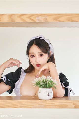 [XiuRen] No.3364 La tenera modella Lin Zixin Freya desidera viaggiare in una casa privata cameriera assemblando calze di pizzo - 0007.jpg