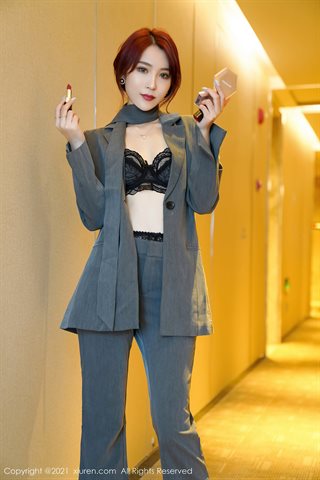 [XiuRen] No.3368 Model muda bayi Zhou Muxi melepas seragamnya untuk memperlihatkan pakaian dalam renda hitam, suspender renda,, - 0001.jpg