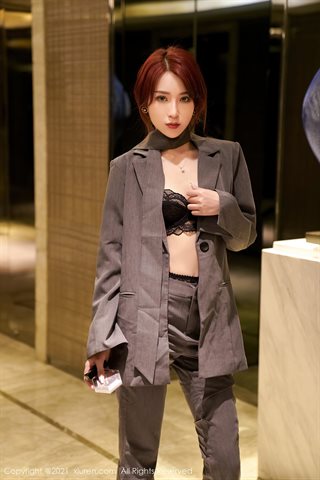 [XiuRen] No.3368 Model muda bayi Zhou Muxi melepas seragamnya untuk memperlihatkan pakaian dalam renda hitam, suspender renda,, - 0003.jpg