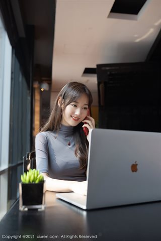 [XiuRen] No.3391 Tender model Tang Anqi urban style OL clothing half revealing no inner black pantyhose show buttocks temptation - 0002.jpg