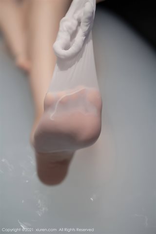 [XiuRen] No.3472 Göttin Zhizhi Beute Badezimmer weiße Spitze erotische Dessous Milchbad extreme Versuchung Foto - 0057.jpg