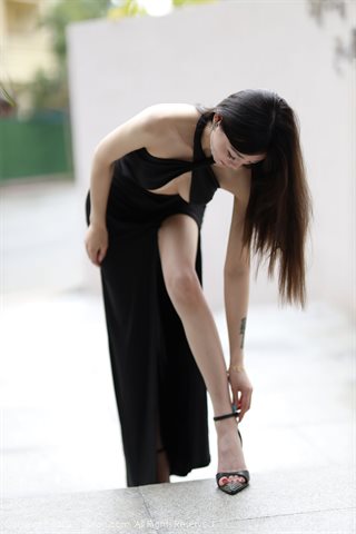[XiuRen] No.3487 Tierna modelo She Bella bella Xishuangbanna foto de viaje negro elegante vestido de vacío perfecta tentación foto - 0058.jpg