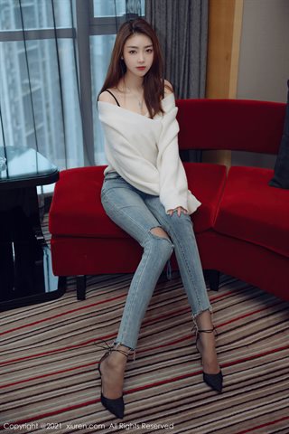 [XiuRen] No.3493 若いモデルのコーラ・ヴィッキーが個室でタイトなジーンズを脱いで、極薄の黒パンスト誘惑写真を披露 - 0001.jpg