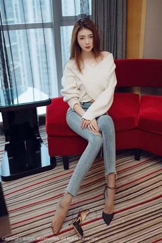 [XiuRen] No.3493 La joven modelo Cola Vicky se quita los jeans ajustados en su habitación privada y revela la tentación de las. - 0009.jpg