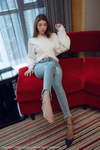 [XiuRen] No.3493 若いモデルのコーラ・ヴィッキーが個室でタイトなジーンズを脱いで、極薄の黒パンスト誘惑写真を披露 - 0012.jpg