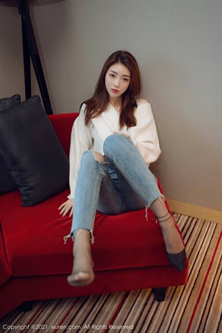 [XiuRen] No.3493 La joven modelo Cola Vicky se quita los jeans ajustados en su habitación privada y revela la tentación de las. - 0032.jpg