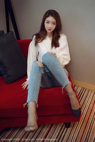 [XiuRen] No.3493 La joven modelo Cola Vicky se quita los jeans ajustados en su habitación privada y revela la tentación de las. - 0033.jpg