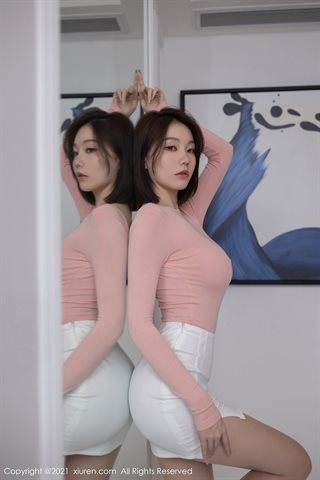 [XiuRen] No.3571 Model pakaian merah muda Enron Maleah tema rok putih dengan pantyhose sutra daging foto godaan menawan - 0010.jpg