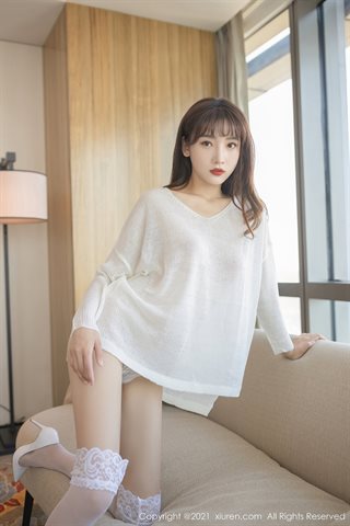 [XiuRen] No.3609 Model Lu Xuanxuan sweter putih tema kamar pribadi celana dalam renda dengan stoking renda gerah pose godaan foto - 0013.jpg