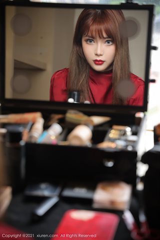 [XiuRen] No.3617 Sexy vestido rojo con tirantes y medias en la habitación privada de la modelo Arude Weiwei - 0002.jpg