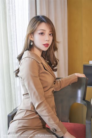 [XiuRen] No.3636 Модель Yanmo в модном и подвижном пальто, наполовину раздетое, сексуальное розовое нижнее белье, черные колготки, - 0009.jpg