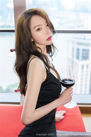 [XiuRen] No.3642 Le mannequin Meng Xinyue porte un toast sur le thème de la jupe suspendue noire avec des collants noirs et de - 0016.jpg
