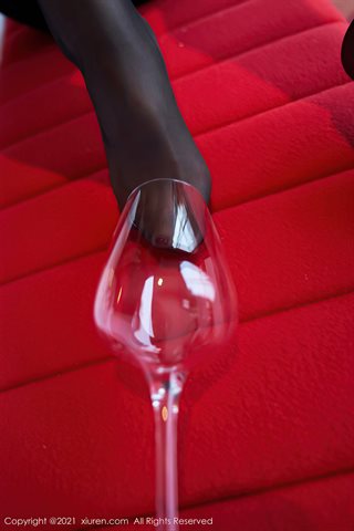 [XiuRen] No.3642 モデルMengXinyue乾杯と飲酒をテーマにした黒いサスペンダースカート、黒いパンスト、美しい脚、誘惑写真 - 0067.jpg