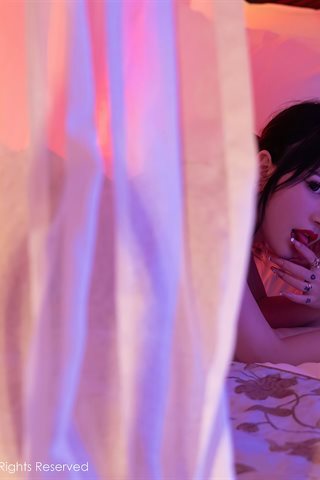 [XiuRen] No.3681 La chambre privée du mannequin Meiqi Mia dans une robe décolletée rouge montre une silhouette dodue, des seins, - 0028.jpg