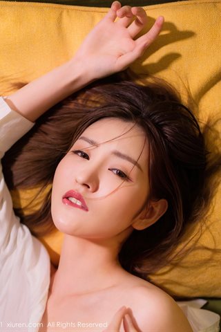 [XiuRen] No.3688 La modella Shen Mengyao sul divano nella stanza privata di una camicia bianca sottovuoto che mostra un corpo - 0001.jpg