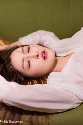 [XiuRen] No.3688 La modella Shen Mengyao sul divano nella stanza privata di una camicia bianca sottovuoto che mostra un corpo - 0013.jpg