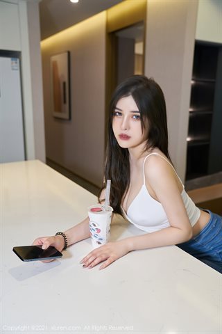 [XiuRen] No.3702 La stanza privata della modella Han Jingan con bretelle bianche, jeans attillati e calze nere è la foto più - 0010.jpg